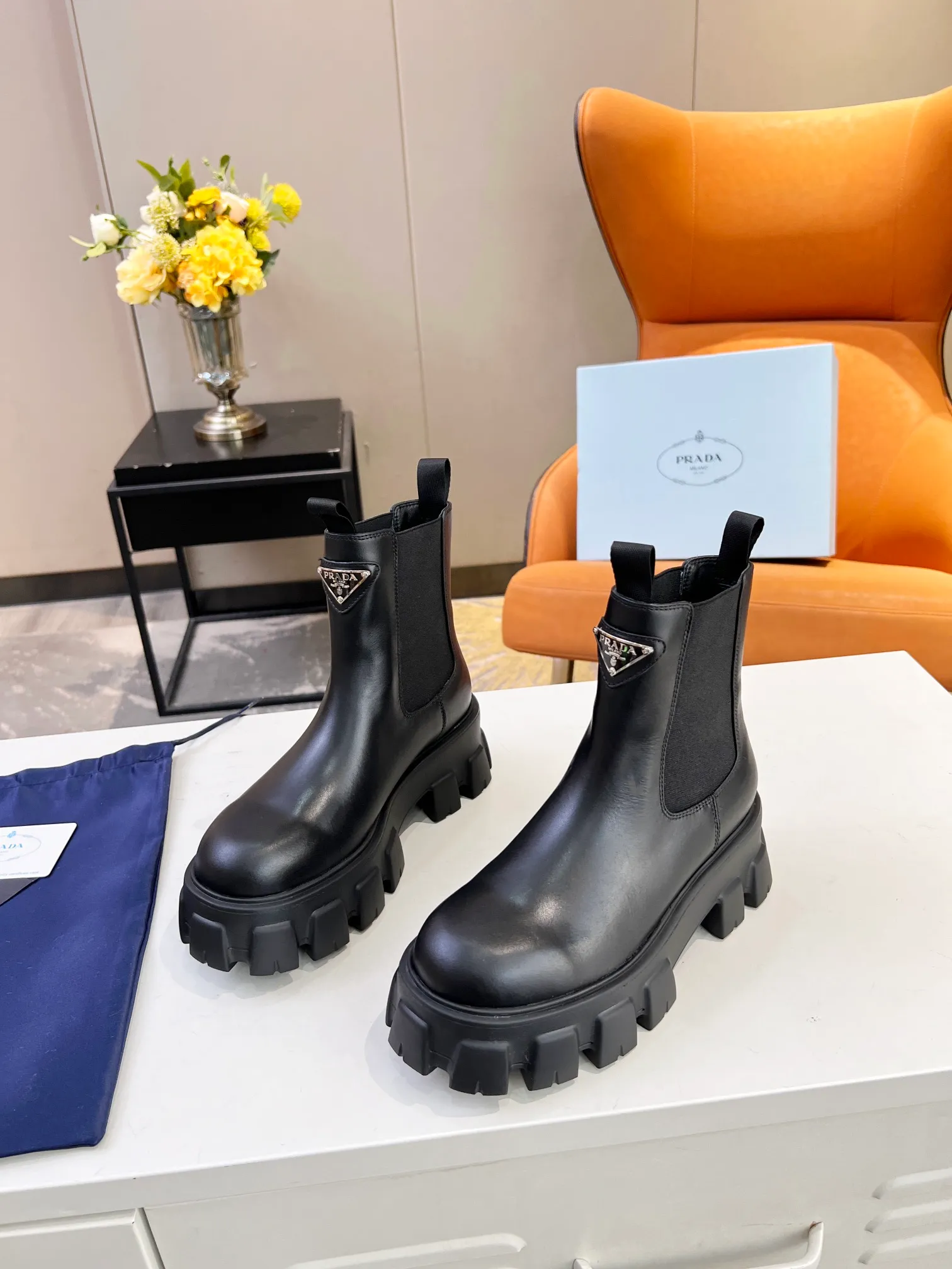 👟👟Ex-factory price 560👟👟 Top level🔝2023 SSS launches Prada short boots series🌲🌲 🆚🆚🆚 💥PRADA's early autumn and winter T-stage catwalk show is the same style as "Dreams never sleep". Prada can use it on important occasions. The fresh style has a little extravagant feeling, and it is perfect on the feet. 💃💃Wear it with these shoes. Elegant, crystal clear, and various accessories and materials are exclusively customized one-to-one, so that there is no distance from the original version. The entire series is a combination of exciting and unexpected elements, allowing you to appreciate the ever-changing style of the Prada girl. 1⃣ Upper: imported calfskin, 2⃣ Lining: imported sheepskin lining 3⃣ Outsole: Italian original TPU foam outsole, available in 5 colors, code number 35-41